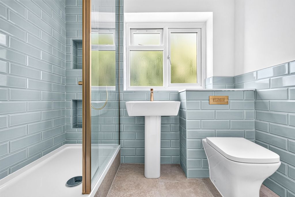 Property photo 2 of 14 Bathroom
