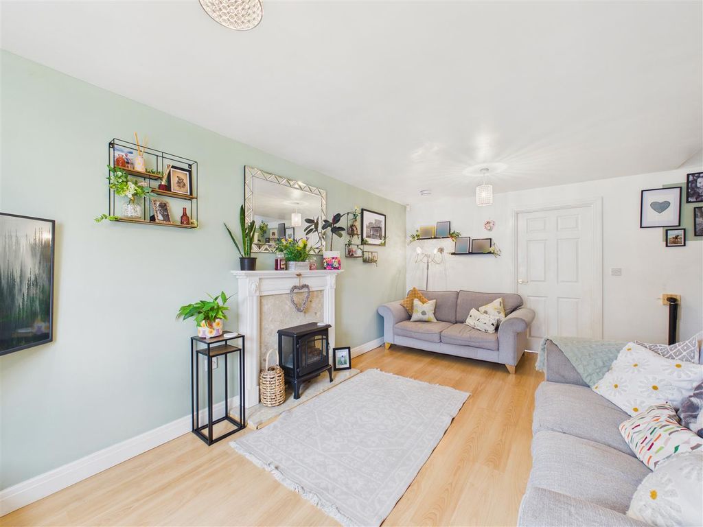 Property photo 2 of 17 Lounge