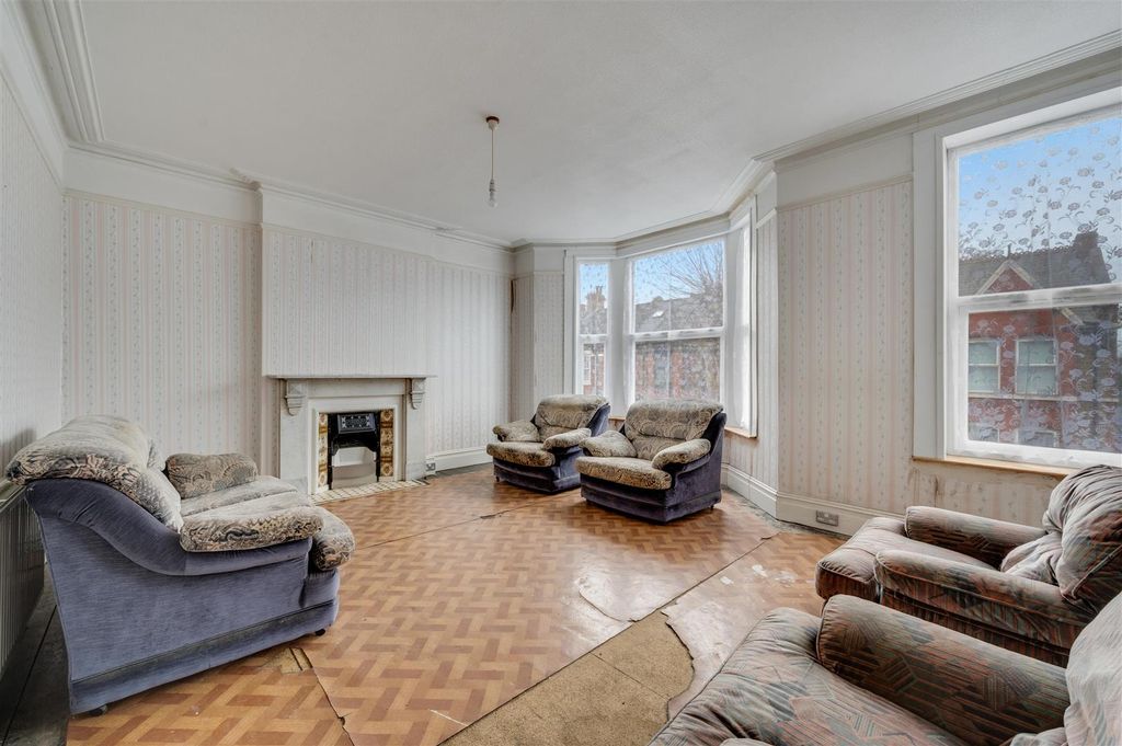 Property photo 2 of 20 Daniels_Harlesden Gardens Nw10 _031.Jpg