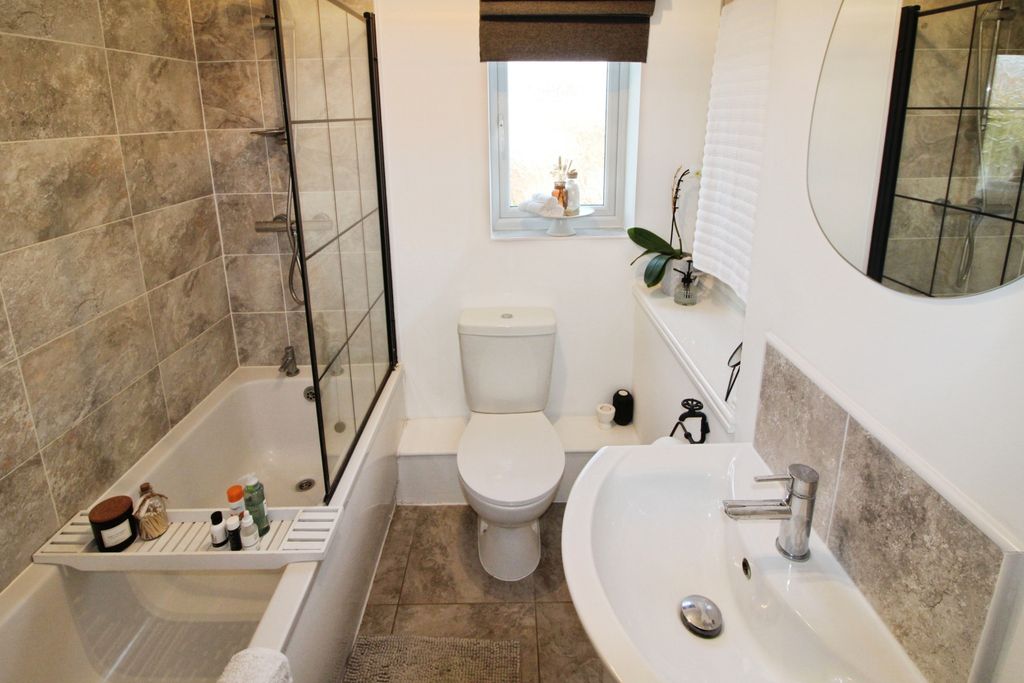 Property photo 3 of 17 Bathroom..Jpg