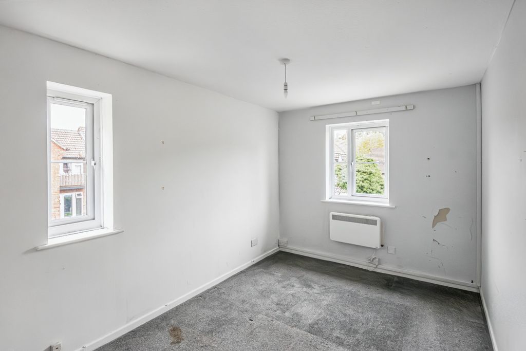 Property photo 2 of 16 18 Wessex Close, Hungerford, Berkshire, Rg17 0Nt