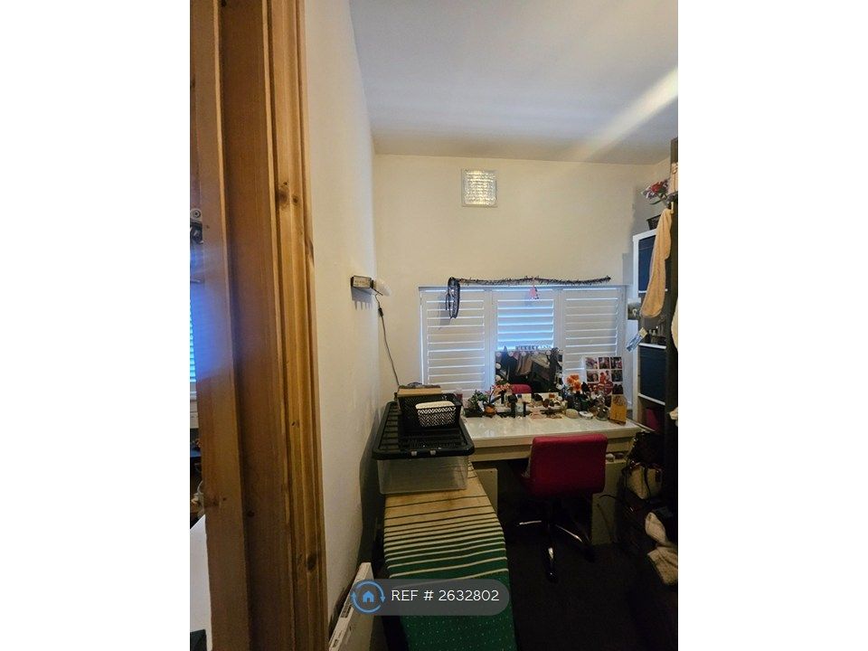 Property photo 2 of 14 Single Bedroom