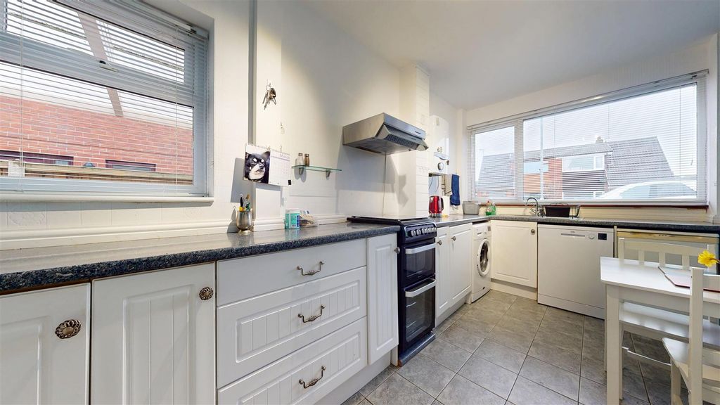Property photo 3 of 28 Falkland Drive Kitchen