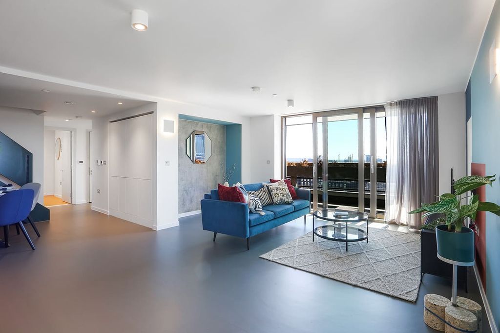 Property photo 1 of 32