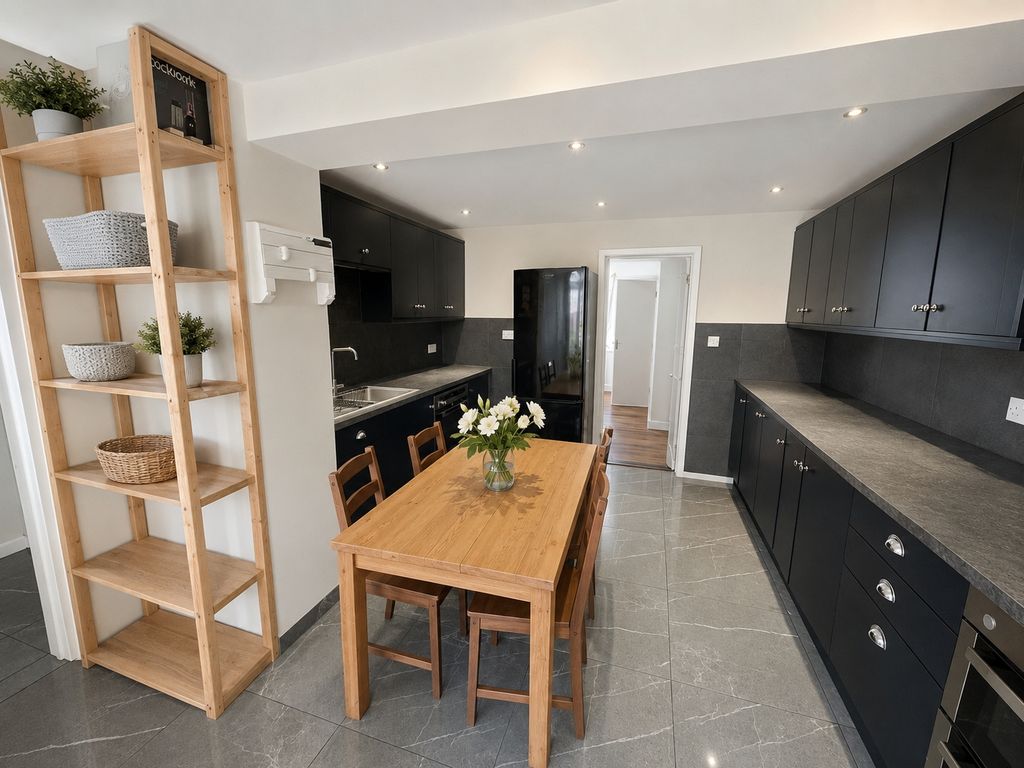 Property photo 3 of 8 Kitchen / Diner