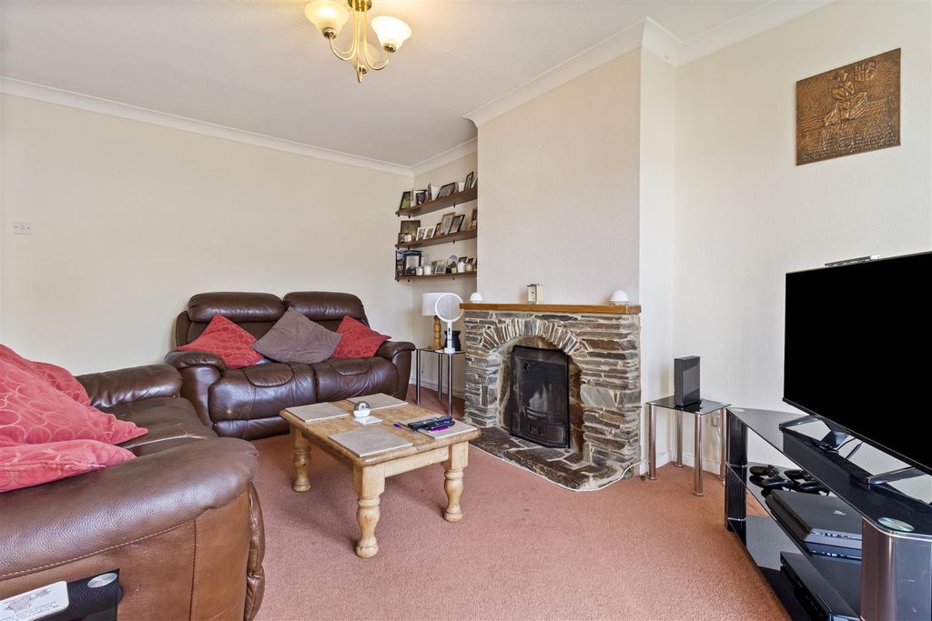 Property photo 3 of 21 14 Twyford Close-005.Jpg