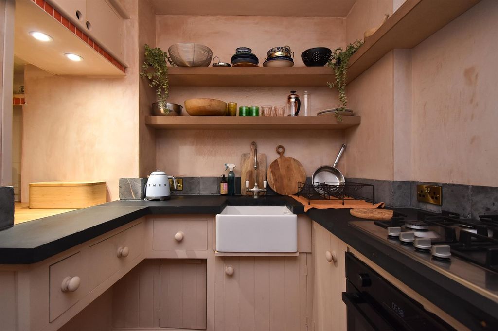 Property photo 3 of 19 Kitchen