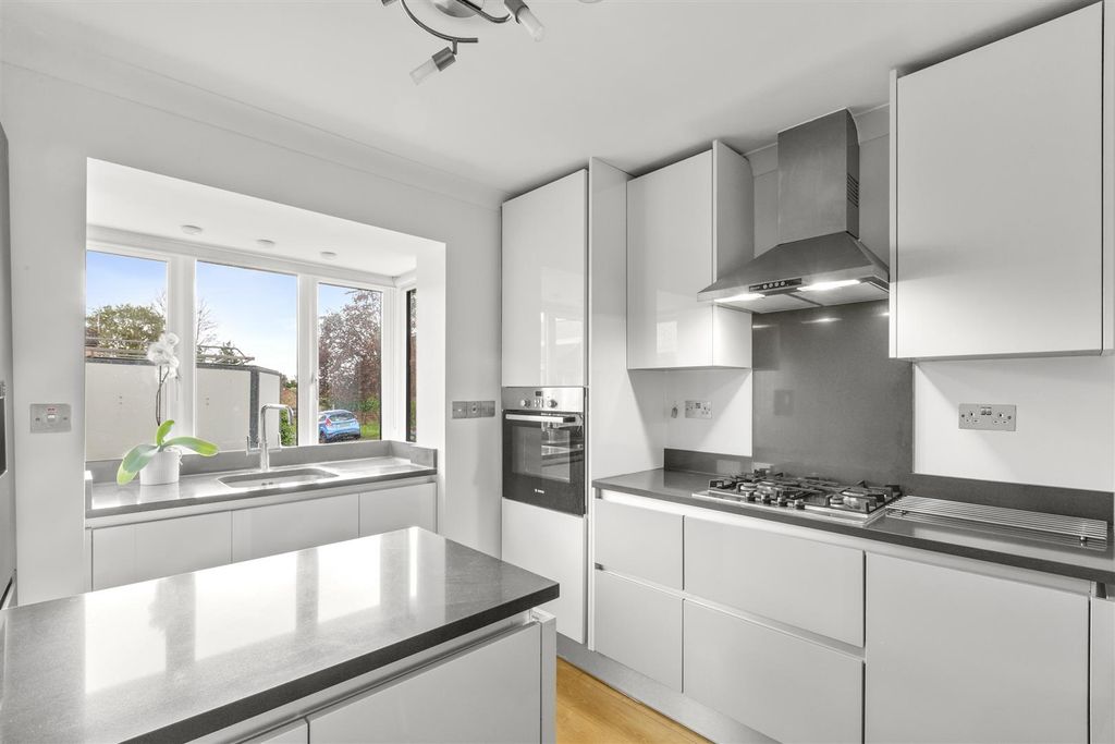 Property photo 3 of 13 Denewood Totteridge Rd-7.Jpg