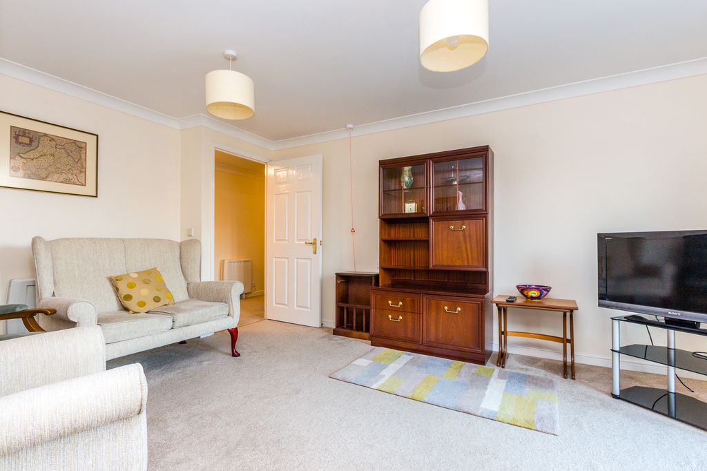 Property photo 3 of 13 Lounge