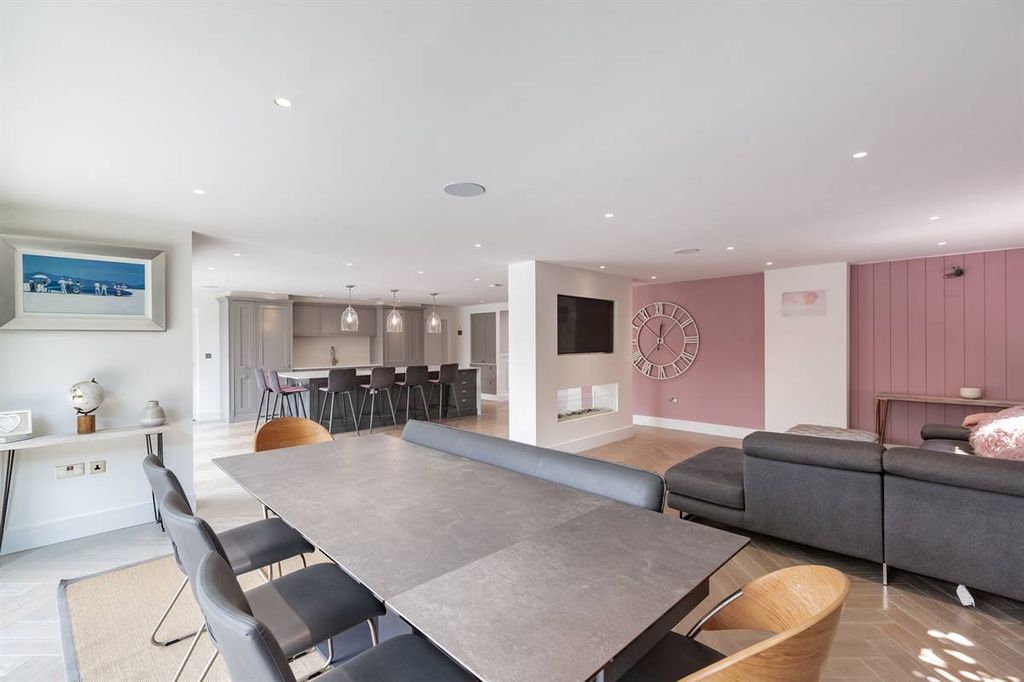 Property photo 3 of 43