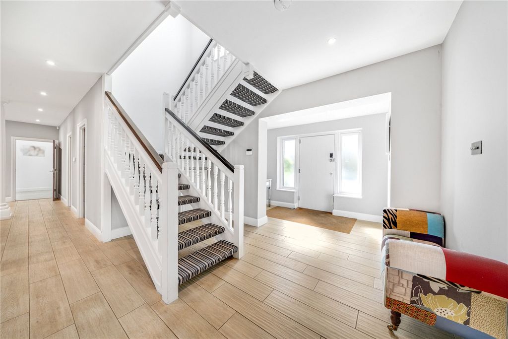 Property photo 3 of 42 Entrance Hall