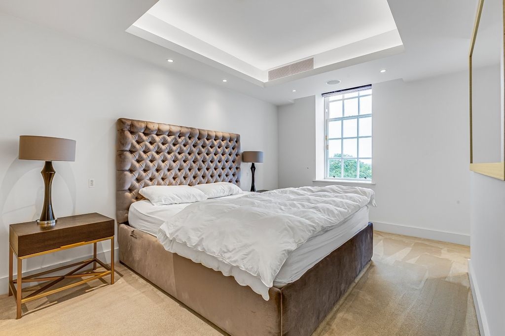 Property photo 3 of 16 Principle Bedroom