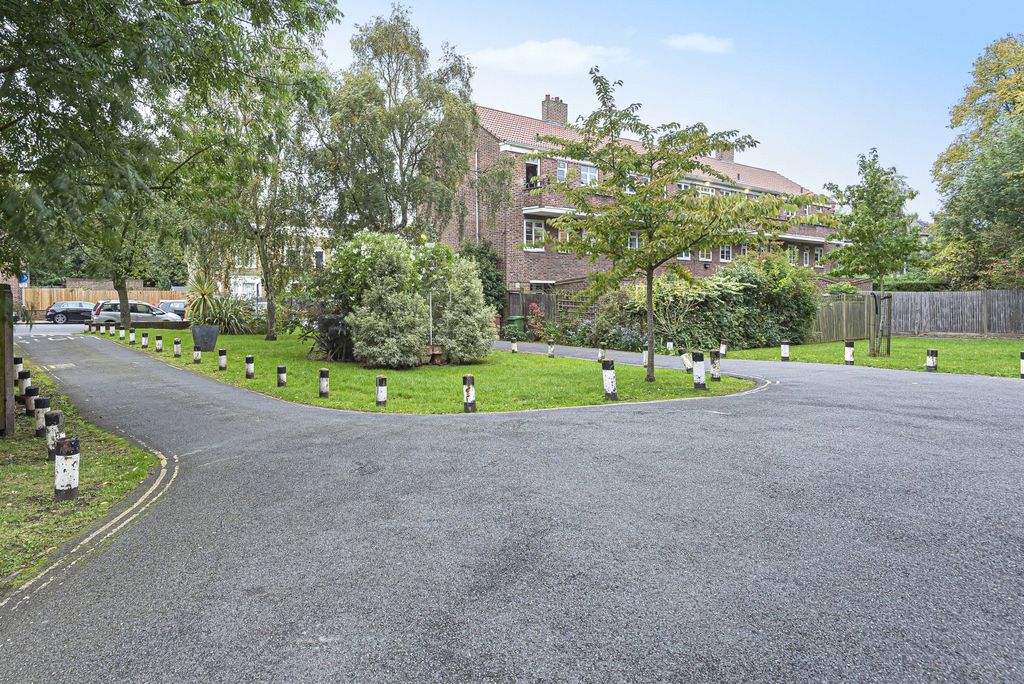 Property photo 3 of 8 Melford Court