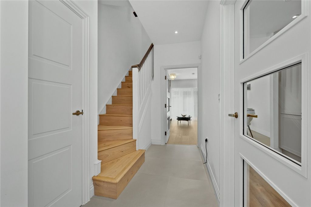 Property photo 2 of 14 Entrance Hall