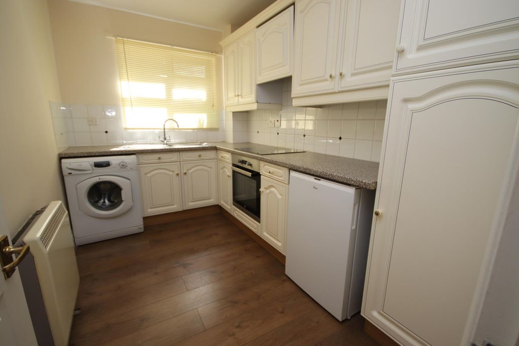 Property photo 3 of 7 Kitchen