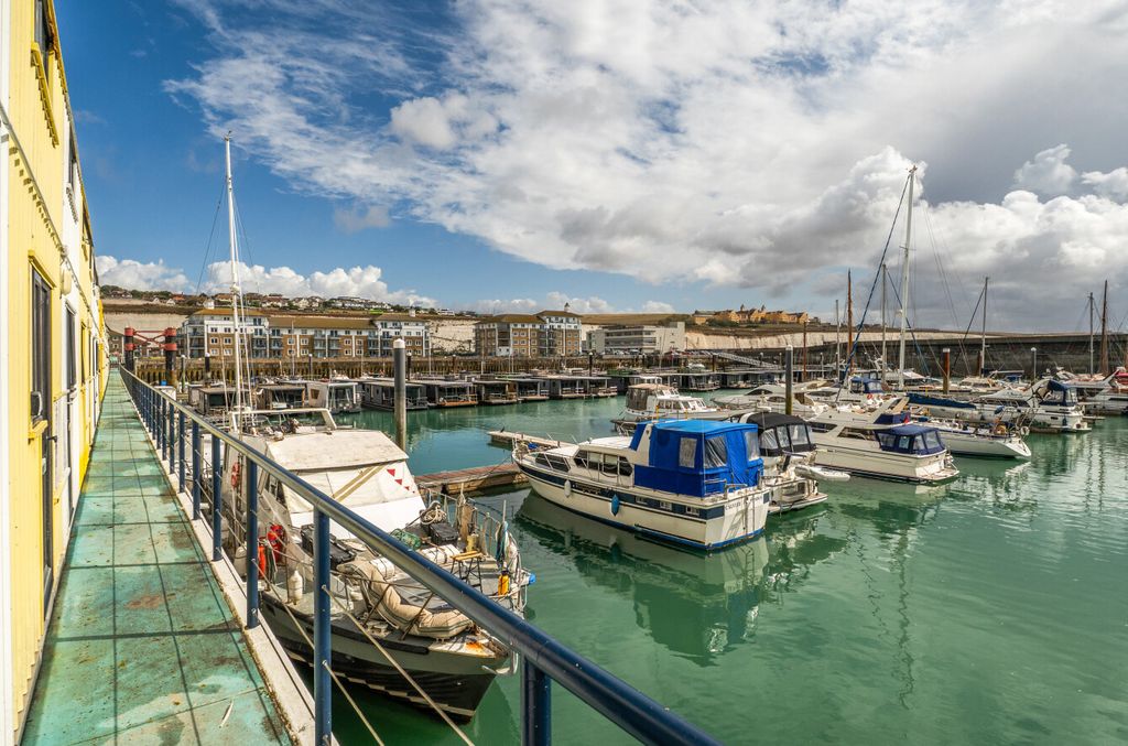 Property photo 1 of 12 1511585-16-6A86d0...