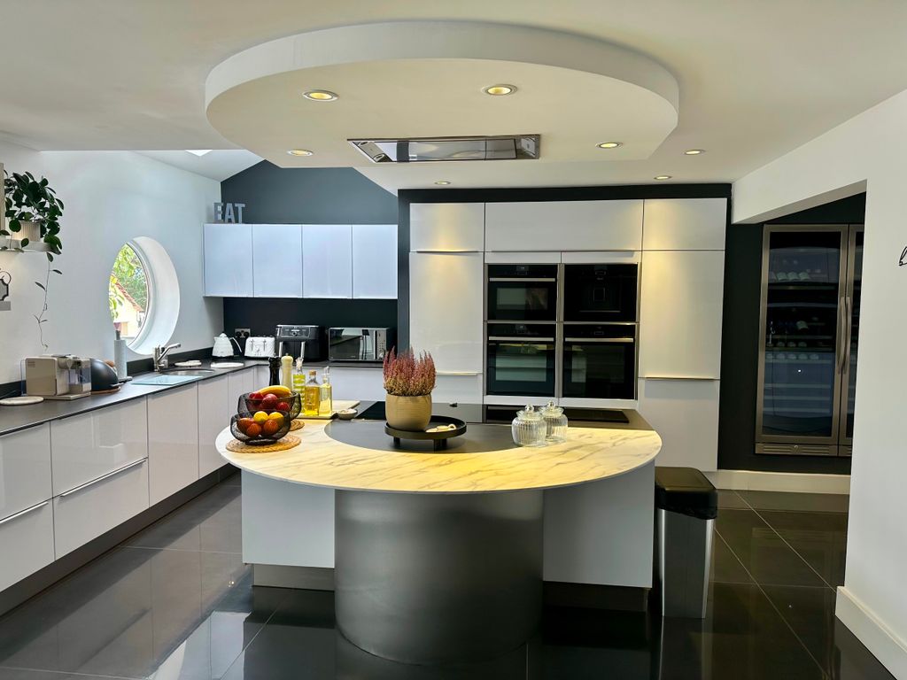 Property photo 2 of 25