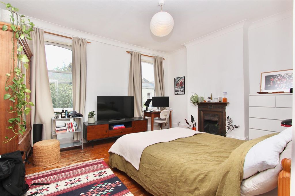 Property photo 3 of 18 Dynevor Road, N16