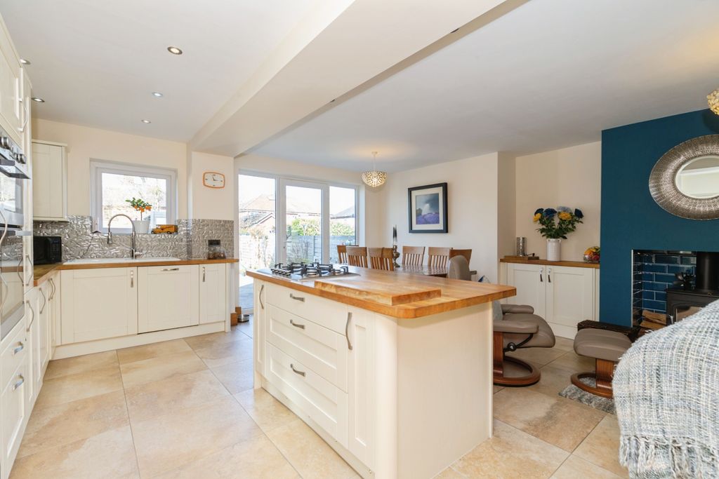 Property photo 3 of 17 Kitchen Diner