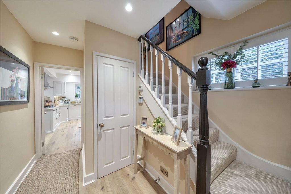 Property photo 2 of 21 Entry