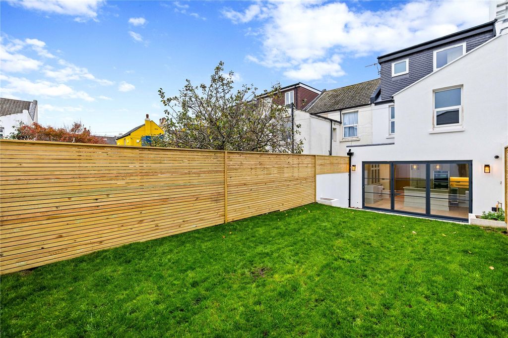 Property photo 3 of 27 Picture No. 28