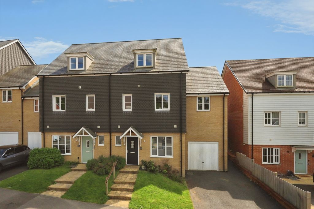 Additional image 18 of 5 bed town house for saleMillennium Way, Heathfield, East Sussex TN21
