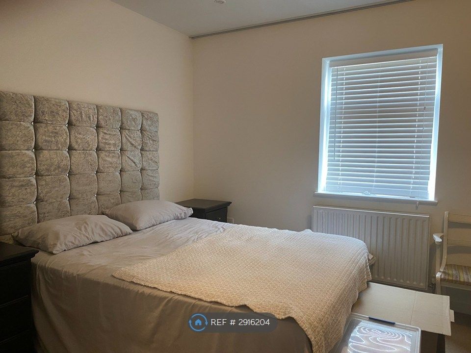Property photo 1 of 8 Main Bedroom