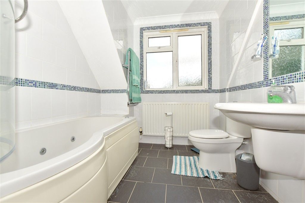 Property photo 2 of 19 En-Suite Bathroom