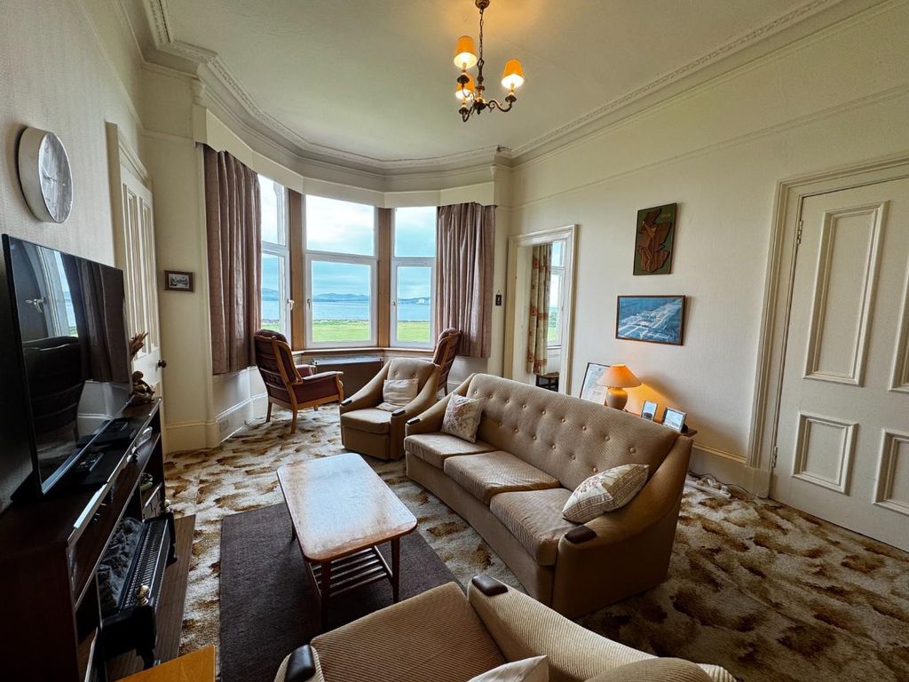 Property photo 3 of 33 Lounge
