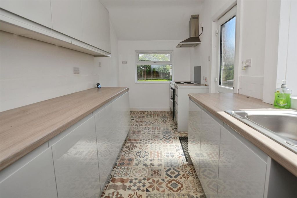 Property photo 2 of 17 Kitchen