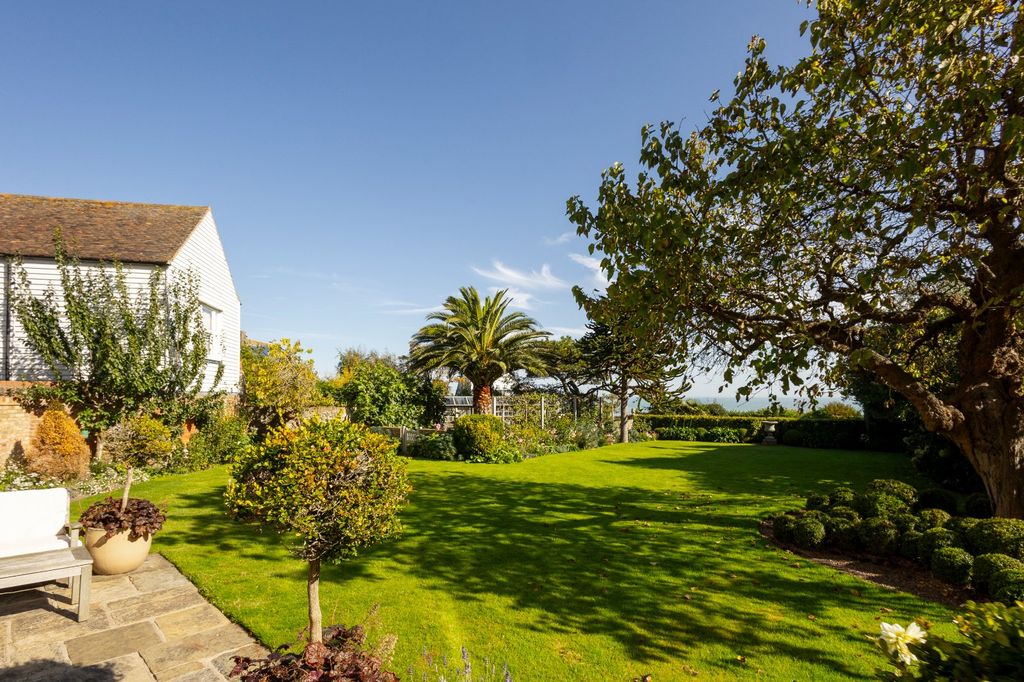 Property photo 3 of 38 Private Garden