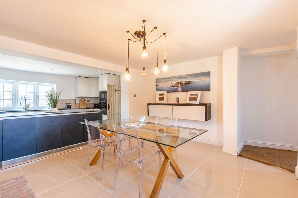 Property photo 3 of 25 22D22 Dereham Road-40