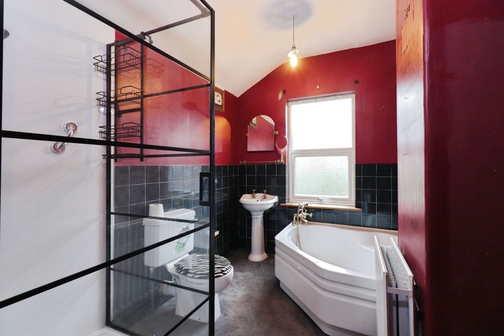 Property photo 3 of 17 Bathroom