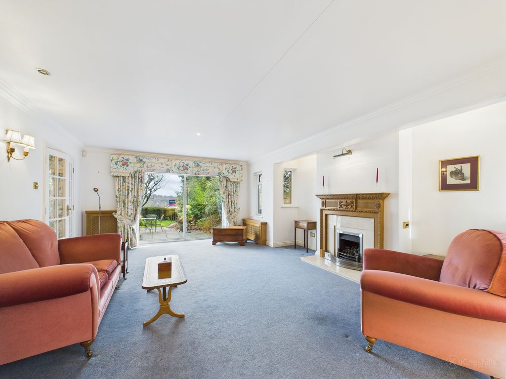 Property photo 3 of 19 Living Room