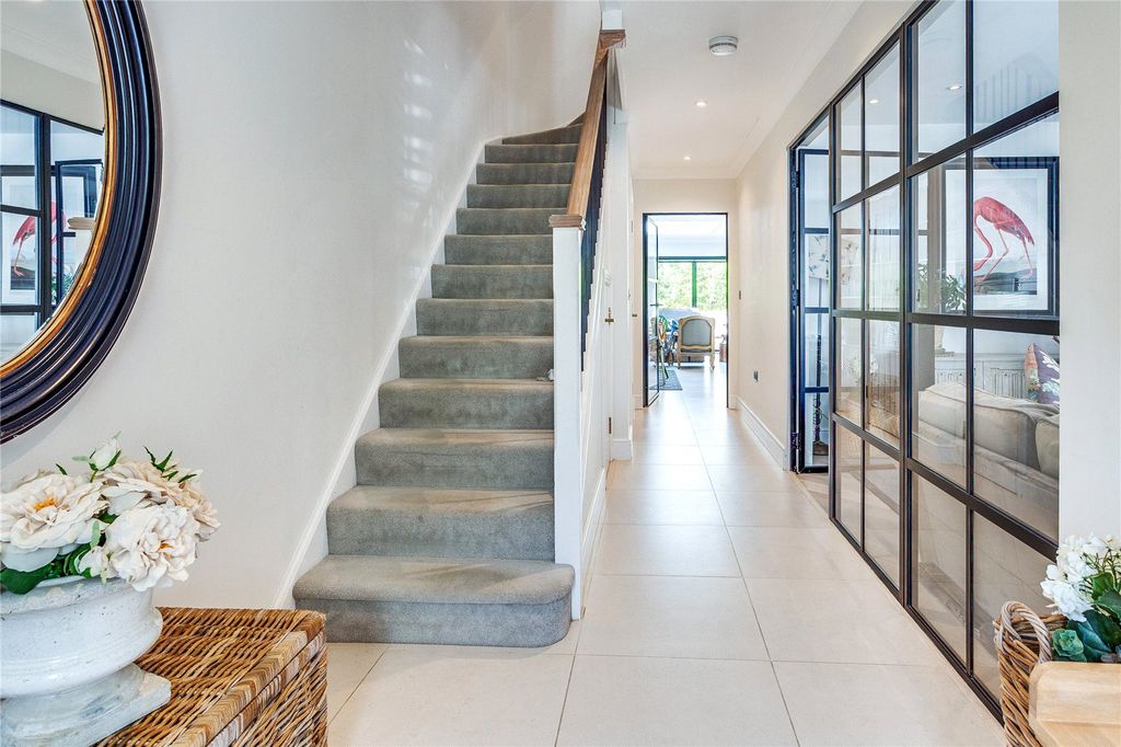 Property photo 3 of 17 Entrance Hall