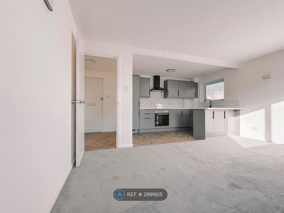 Property photo 1 of 8 Kitchen / Living Room