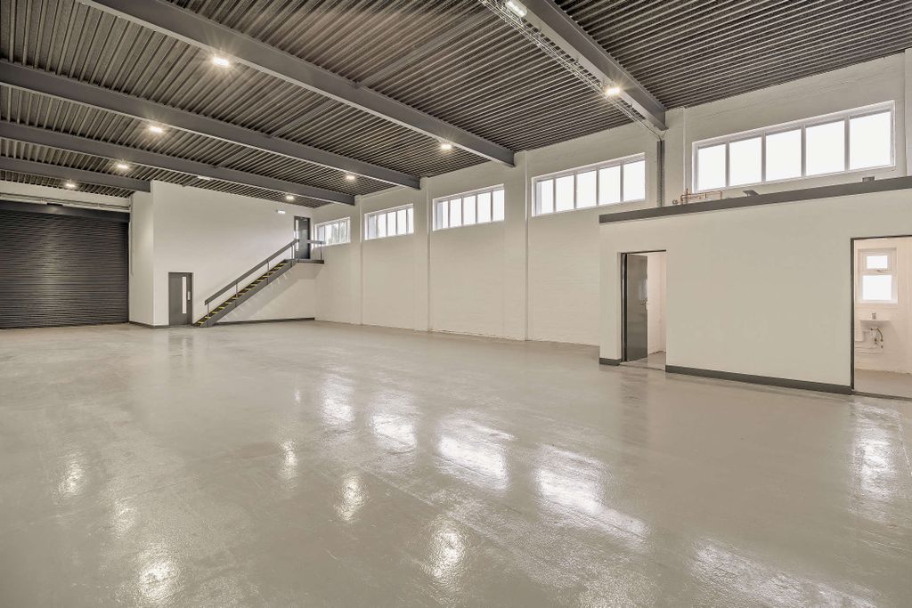 Property photo 3 of 15 8699997-Interior16-800