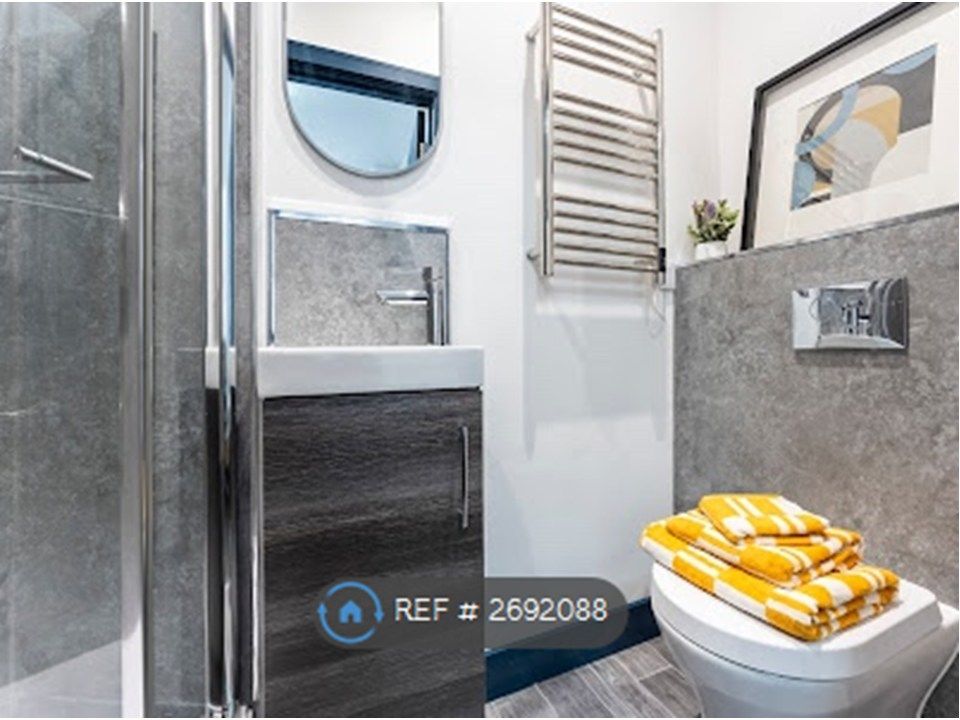 Property photo 3 of 7 En Suite Shower Room