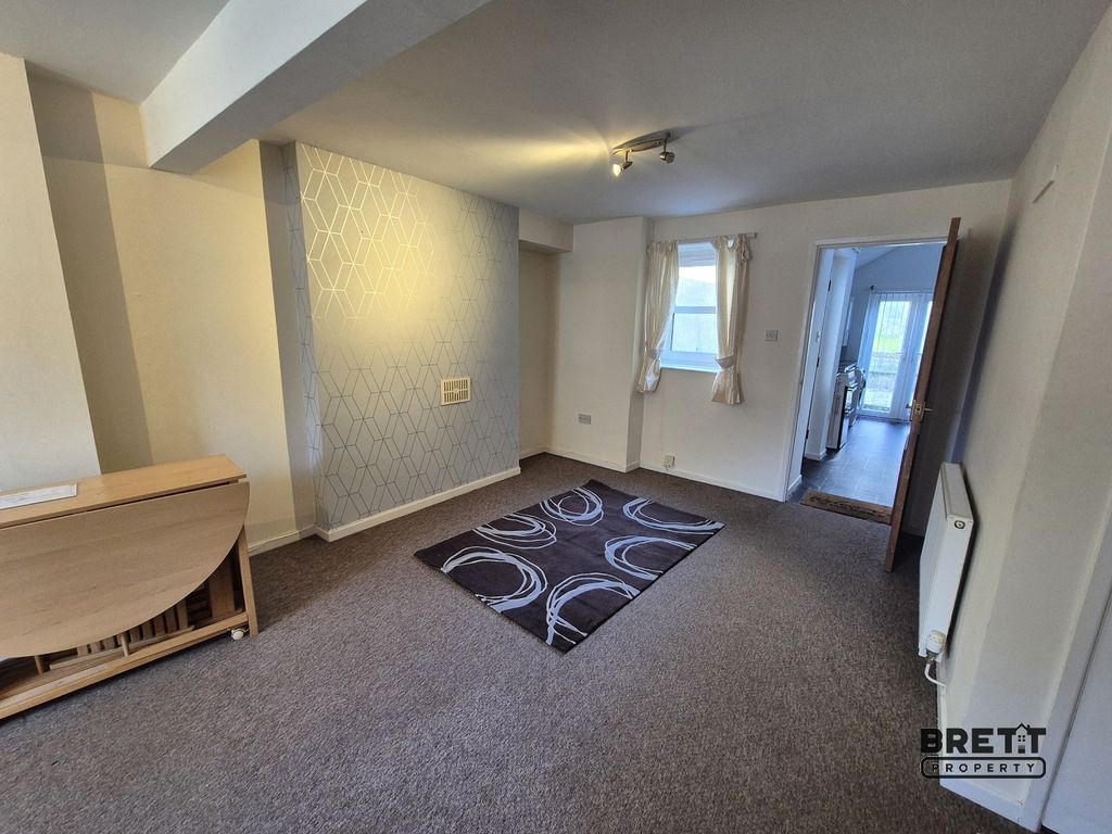 Property photo 3 of 9 Dining Area