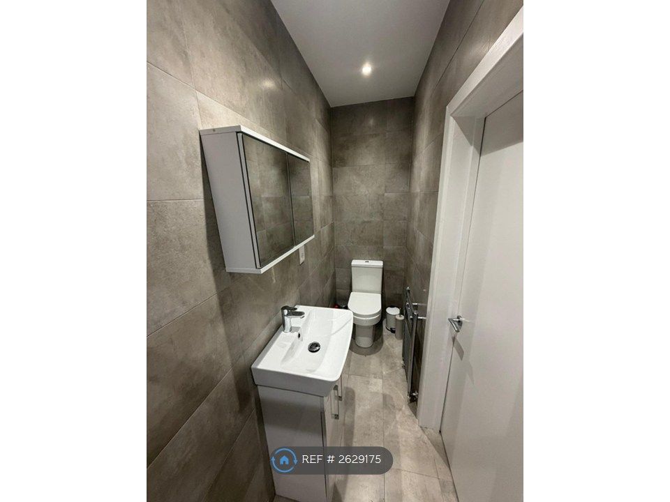 Property photo 3 of 6 Room 2 Ensuite