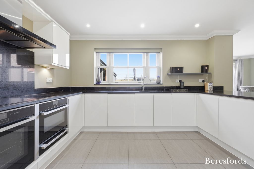 Property photo 2 of 41 Picture No. 01