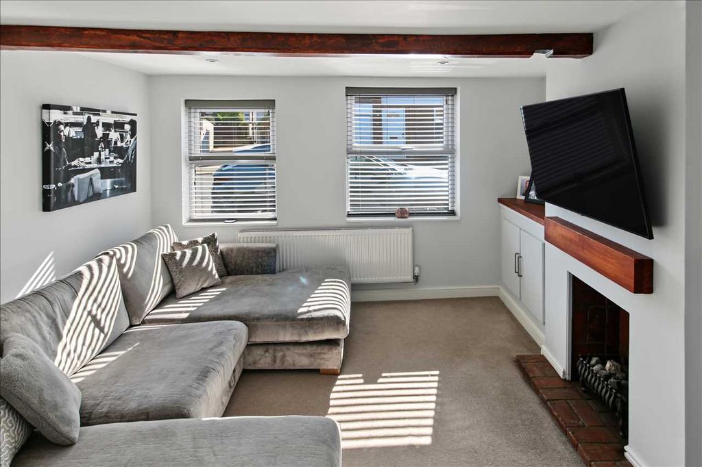 Property photo 2 of 12 Lounge