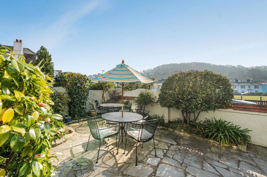 Property photo 3 of 17 Communal Garden