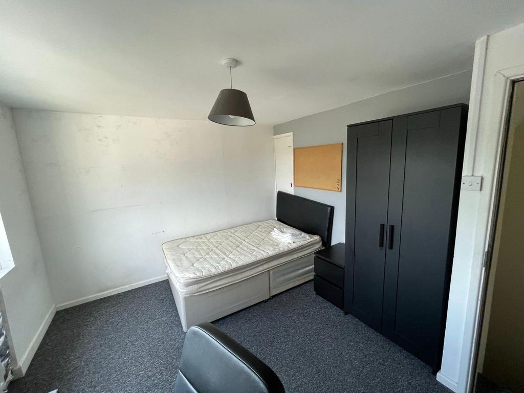 Property photo 1 of 7 A Cozy Double Bedroom Featuring A Comfortable Bed ...