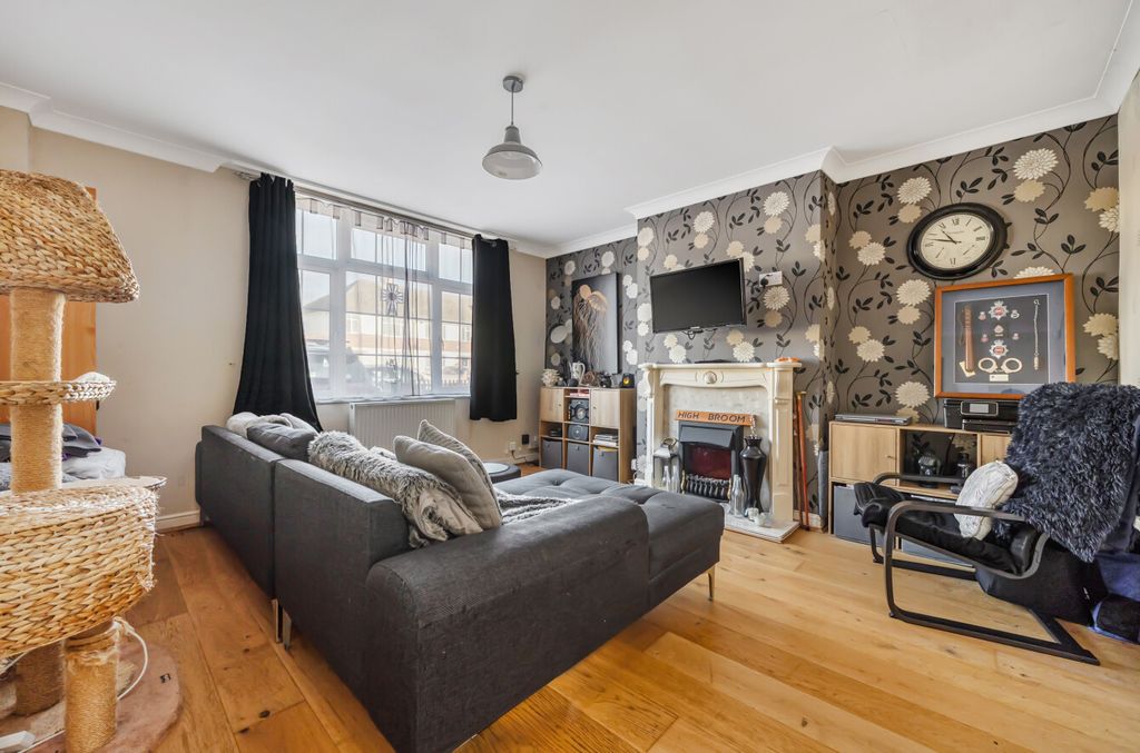 Property photo 2 of 13 1381052-19-692598...