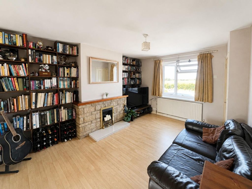Property photo 3 of 15 Vincroft - Lounge.Jpg