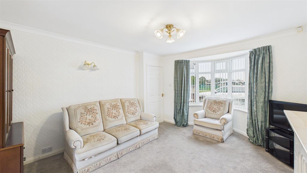 Property photo 3 of 23 Lounge