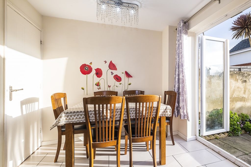 Property photo 3 of 10 Dining