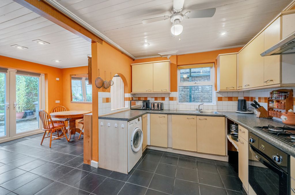 Property photo 2 of 20 1405195-7-698B484...