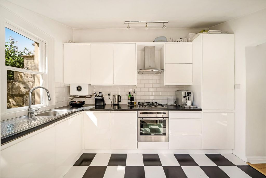 2 bed flat for salePercy Place, Bath BA1 photo 5